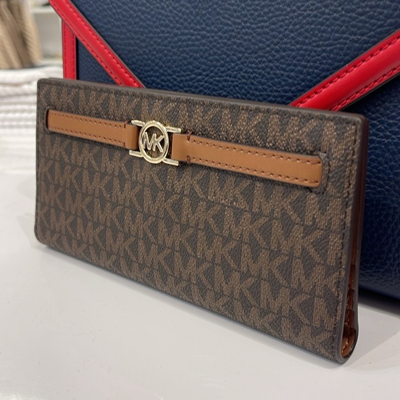 Michael Kors Reed Large Bifold Signature Snap Wallet Card Case 
Brown 
NWT - Picture 2 of 16